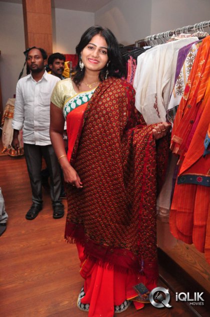 Tanusha-launches-Shrujan-Hand-Embroidered-Exhibition